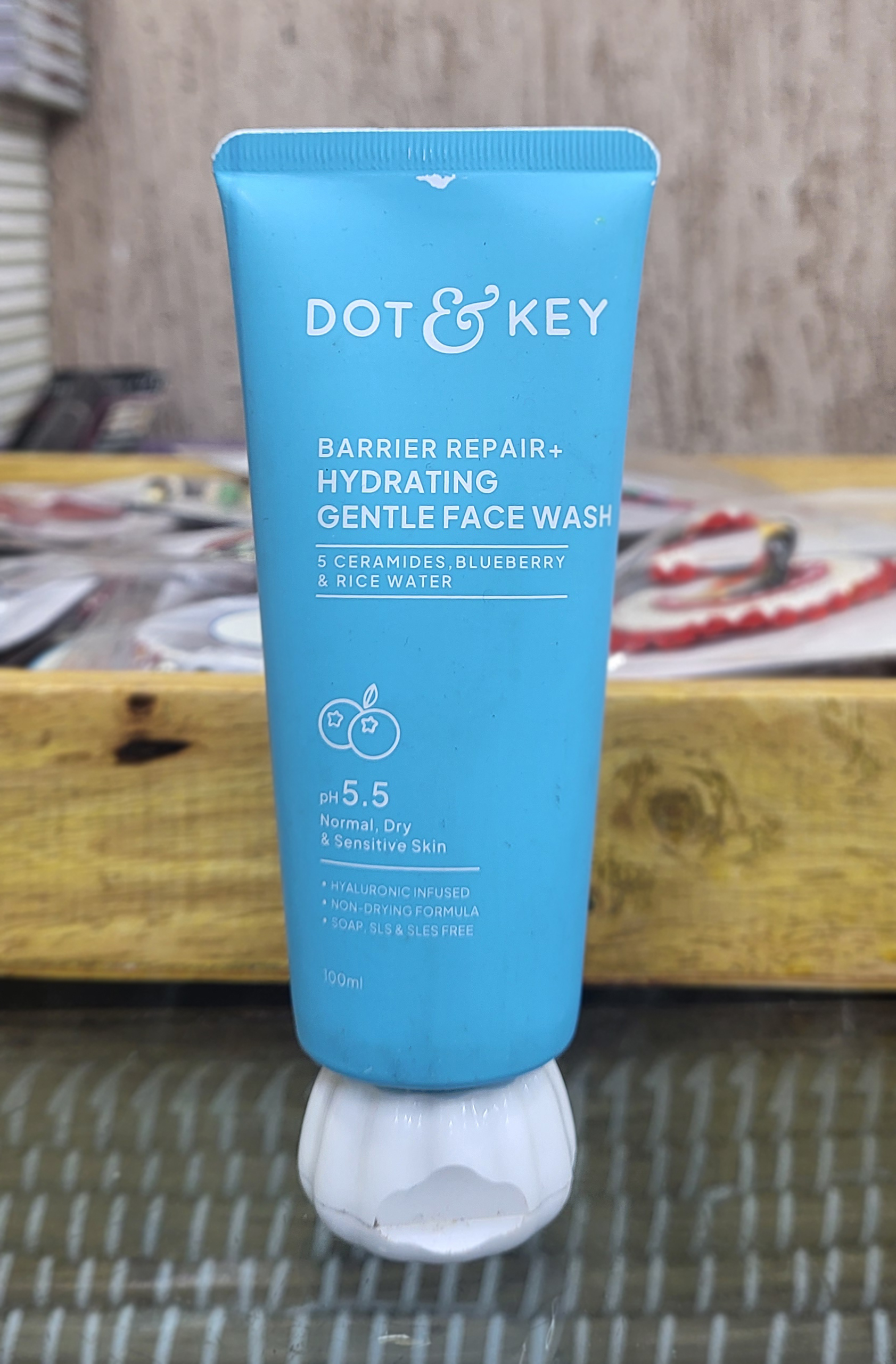 DOT & Key skin Care Hydrating gentle face wash 100 ml .Made in India .(5/29)